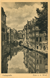 1586 Gezicht op de Oudegracht te Utrecht met op de achtergrond de Maartensbrug; rechts de achtergevels van enkele ...